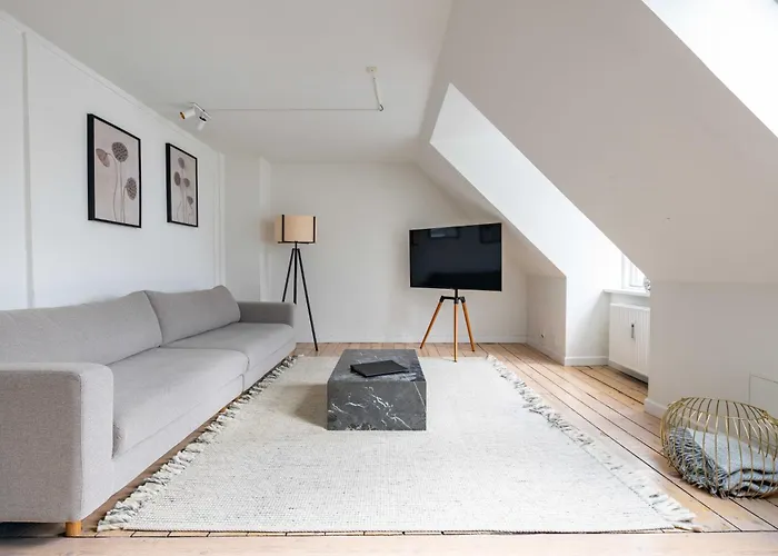 Cozy 2 Bedroom Apartment In Peaceful Neighbourhood