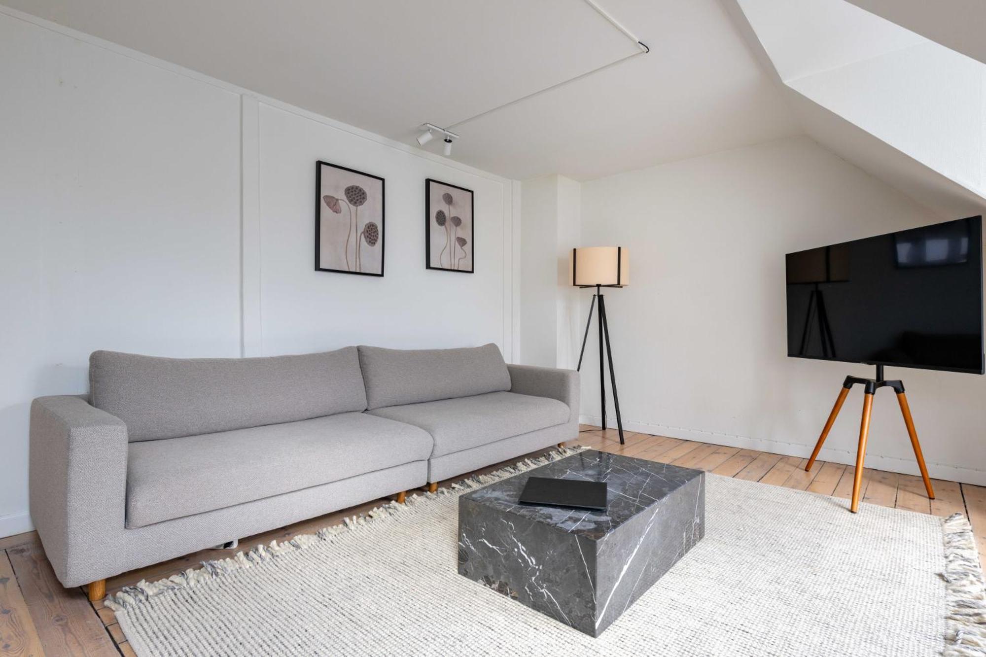 Cozy 2 Bedroom In Peaceful Neighbourhood Apartment