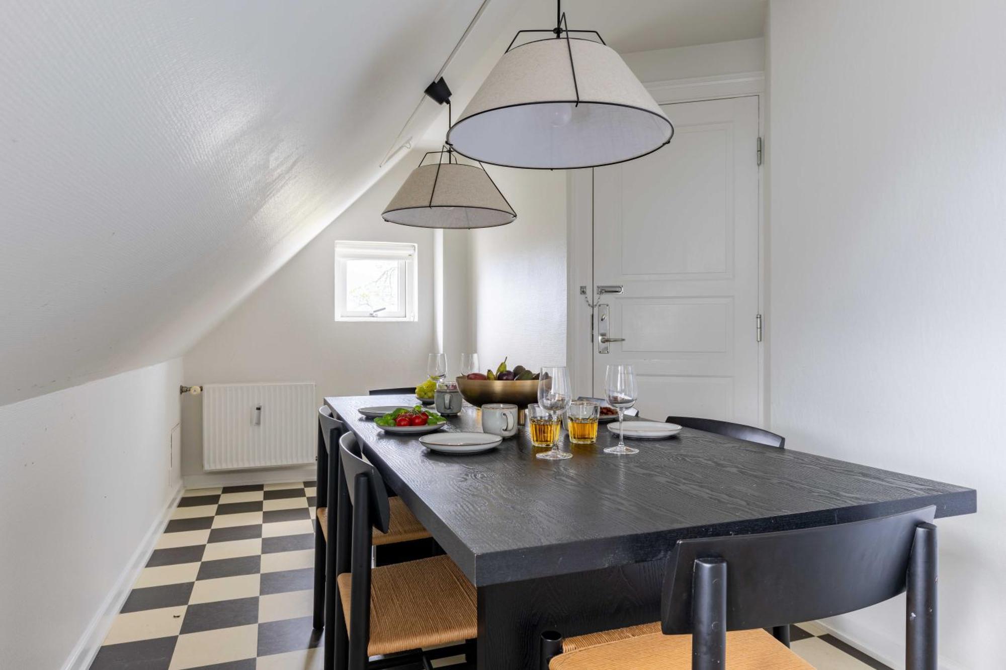 Cozy 2 Bedroom In Peaceful Neighbourhood Apartment