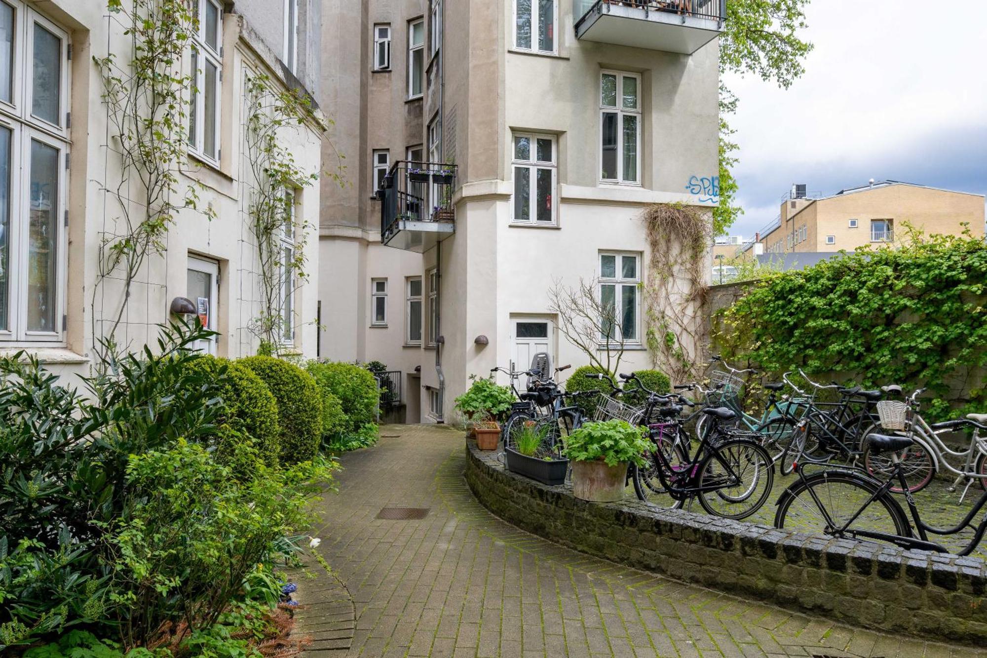 Cozy 2 Bedroom In Peaceful Neighbourhood Apartment *